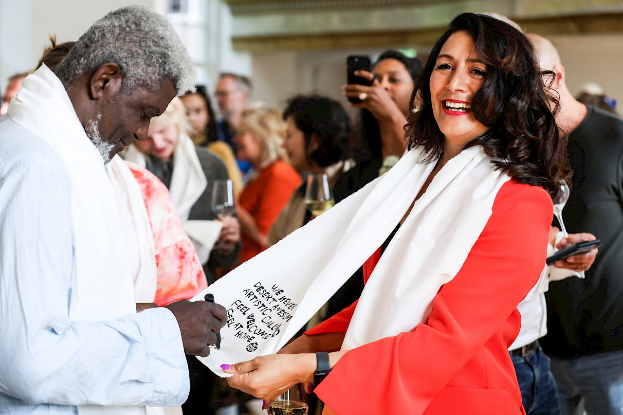 Wethouder Meliani ontvangt een persoonlijke boodschap van Ebby (Rainbow Soulclub) - foto: Eva Plevier